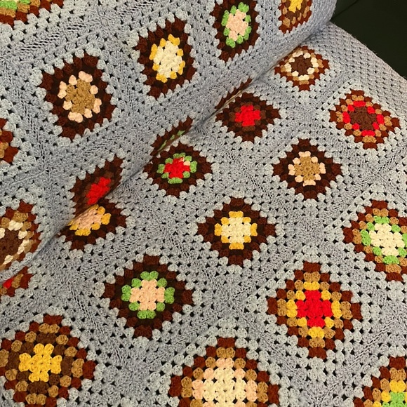 Gorgeous vintage crocheted Afghan throw blanket - Picture 5 of 9